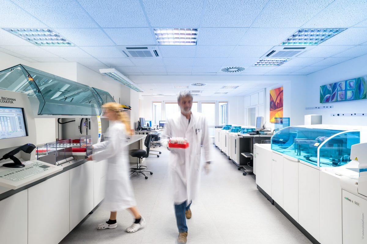 Probenverteiler und Geräte in der Klinischen Chemie