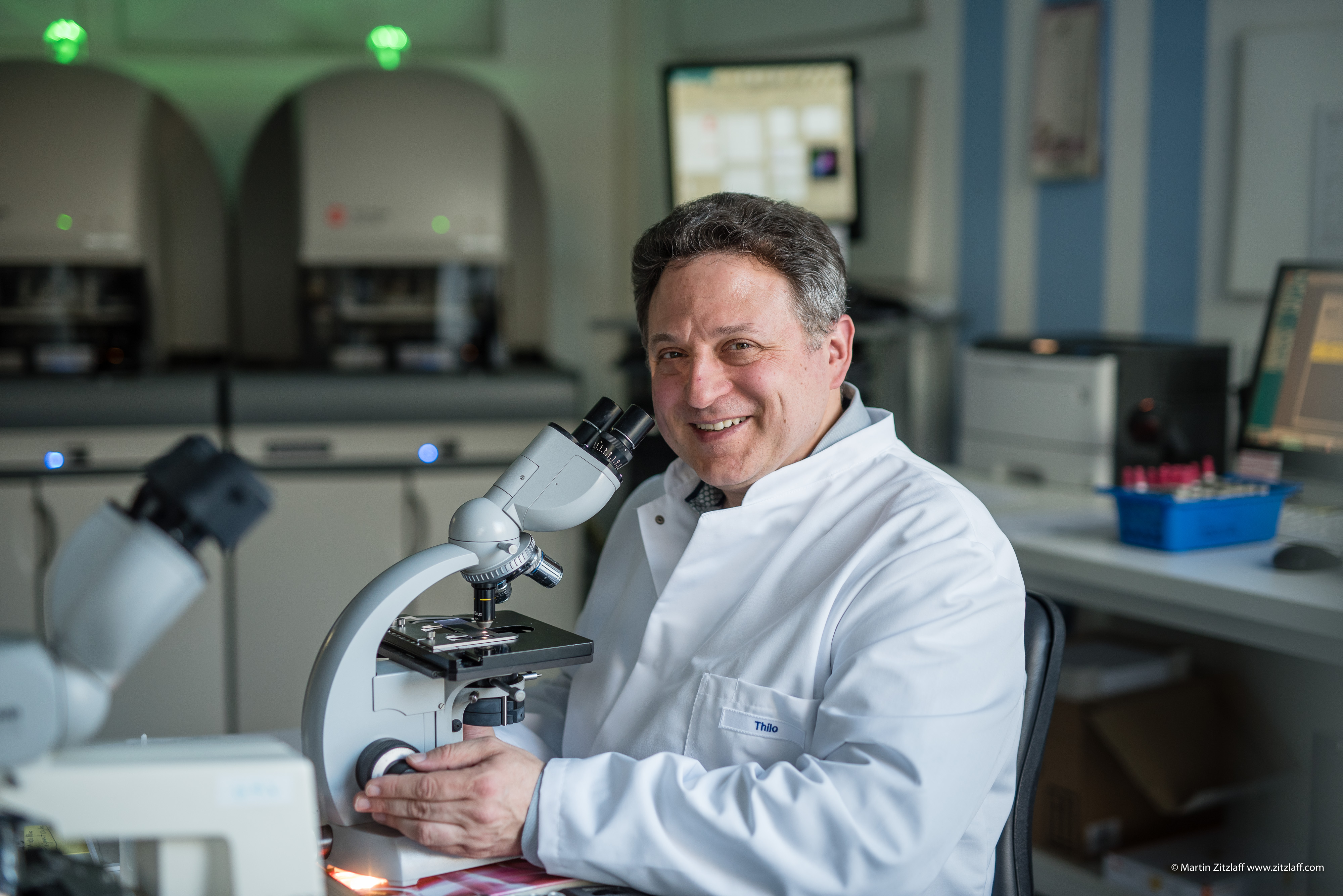 Dr. Niklas Thilo am Mikroskop